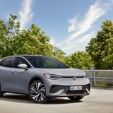 Das Coupé ist der zwei Zentimeter längere und flachere Bruder des ID.4. Wegen seiner Form ist er etwas windschnittiger. Dafür bietet der ID.4 mehr Stauraum.   Ansonsten gilt weitgehend, was für den ID.4 gilt