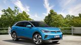 Die Welt rief nach E-SUVs – und VW lieferte. Der ID.4 kam im Frühjahr 2021 auf den Markt. Der Mittelklassewagen mit 204 PS basiert, wie der ID.3, auf der modularen Elektroplattform MEB. Er sollte mit der größten 77-kWh-Batterie 520 km weit kommen. Realistisch waren es 30 Prozent weniger. Gebaut wird er im Volkswagenwerk Zwickau sowie in den chinesischen Werken Foshan und Anting.  In Tests wurden die Fahreigenschaften und das Platzangebot des Wagens sehr gelobt, der Crashtest (Euro NCAP) fiel hervorragend aus. Aber auch beim ID.4 gab es von Anfang an schwere Softwareprobleme. Sie ließen sich nicht immer über Updates per Mobilfunknetz lösen, weshalb verärgerte Kunden ihr Fahrzeug in die Werkstatt bringen mussten. Das brachte VW auch den Spott von Tesla-Fahrern ein. Bei deren Autos werden Software-Fehler zuverlässig "over the air" ausgeräumt.   Inzwischen gibt es den ID.4 mit neuem Antriebsstrang und besserer Software. Kostet rund 40.300 Euro