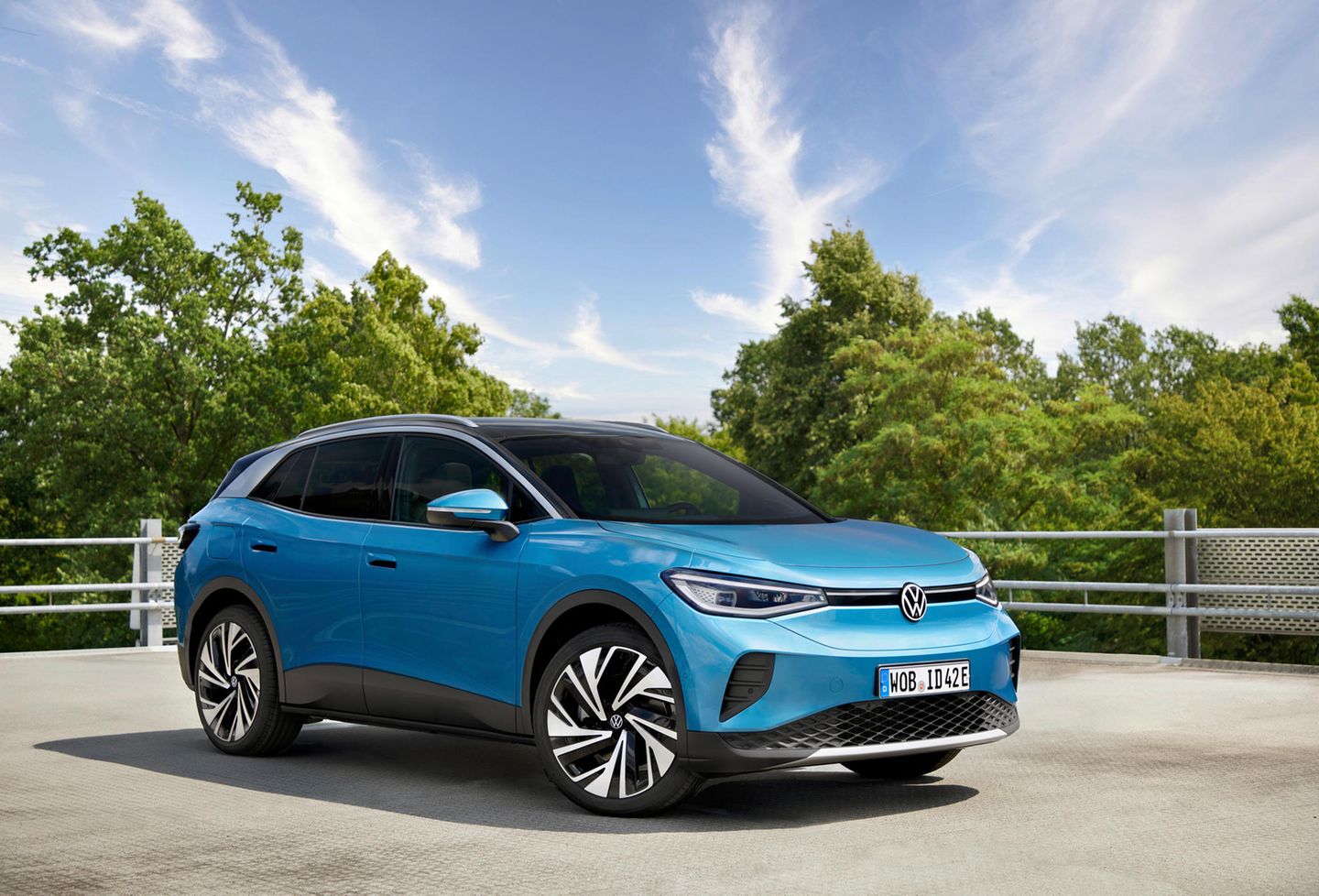 Der ID.4 Die Welt rief nach E-SUVs – und VW lieferte. Der ID.4 kam im Frühjahr 2021 auf den Markt. Der Mittelklassewagen mit 204 PS basiert, wie der ID.3, auf der modularen Elektroplattform MEB. Er sollte mit der größten 77-kWh-Batterie 520 km weit kommen. Realistisch waren es 30 Prozent weniger. Gebaut wird er im Volkswagenwerk Zwickau sowie in den chinesischen Werken Foshan und Anting. In Tests wurden die Fahreigenschaften und das Platzangebot des Wagens sehr gelobt, der Crashtest (Euro NCAP) fiel hervorragend aus. Aber auch beim ID.4 gab es von Anfang an schwere Softwareprobleme. Sie ließen sich nicht immer über Updates per Mobilfunknetz lösen, weshalb verärgerte Kunden ihr Fahrzeug in die Werkstatt bringen mussten. Das brachte VW auch den Spott von Tesla-Fahrern ein. Bei deren Autos werden Software-Fehler zuverlässig "over the air" ausgeräumt. Inzwischen gibt es den ID.4 mit neuem Antriebsstrang und besserer Software. Kostet rund 40.300 Euro