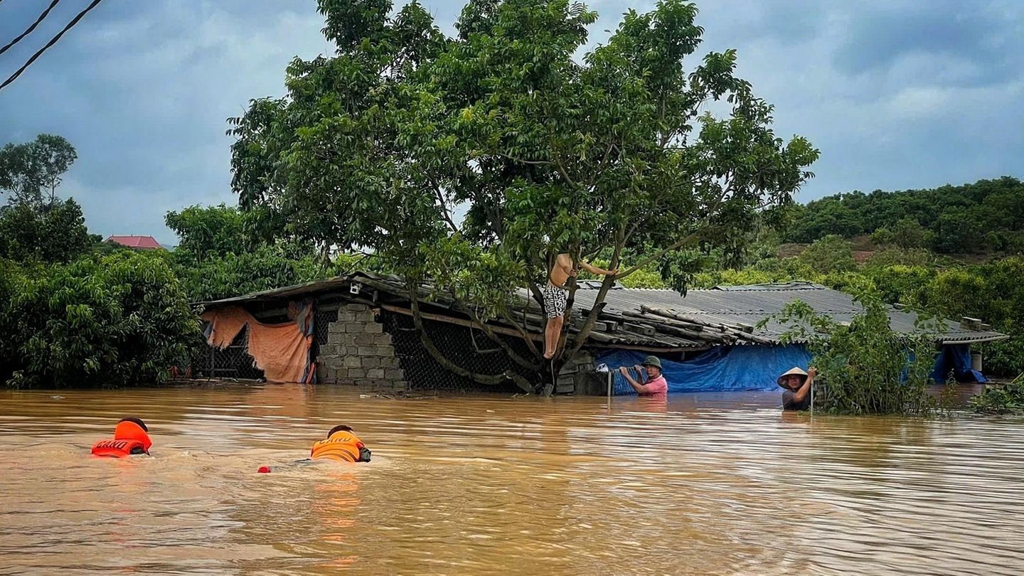 In Vietnams nördlichster Provinz Bac Ninh müssen Menschen aus den überfluteten Gebieten gerettet werden