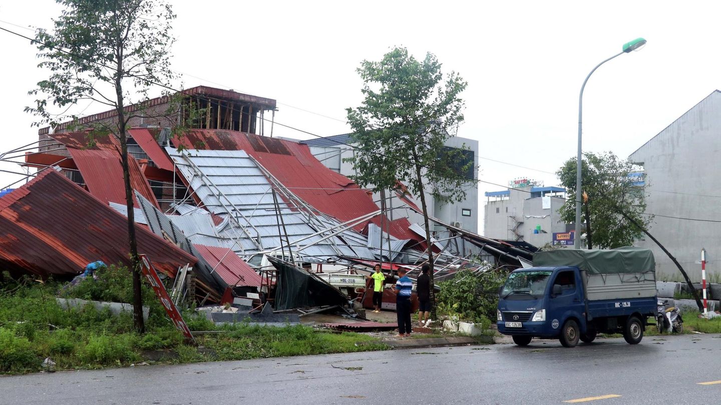 In Vietnam stürzten ganze Häuser und Gebäude ein – so wie hier in der Hauptstadt Hanoi