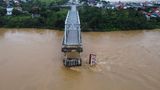 Auch diese Brücke in der vietnamesischen Provinz Phu Tho konnte dem Sturm nicht trotzen