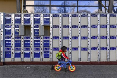Kind in Schließfach eingesperrt