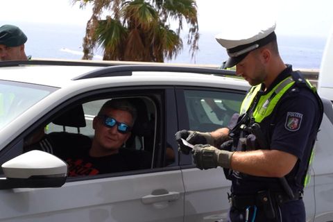 Deutscher Polizist läuft Streife auf Gran Canaria