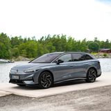 Mit dem "elektrischen Passat", wie viele ihn nennen, ist Volkswagen ein echter Knüller gelungen. Er wird von Testern wie Kunden gelobt. Beim ADAC-Test schlug er sogar die viel teureren Modelle Mercedes EQS und BMW iX und setzte sich an die Spitze der Bestenliste. Mancher Youtube-Tester bezeichnet das Auto als das beste Elektroauto auf dem globalen Markt. Die Nachfrage steigt stetig: Volkswagen will nächstes Jahr in Emden die Produktion des ID.7 auf rund 190.000 Autos erhöhen.  Selbst vollbepackt und bei zügiger Fahrweise verbraucht der Wagen selten mehr als 20 kWh auf 100 Kilometer, umgerechnet auf Benzin sind das gut zwei Liter. Die Software-Version 5 ist gut, Navigation, Routenplanung und Assistenzsysteme funktionieren sicher und zuverlässig. Die Grundausstattung ist üppig. Ab 53.995 Euro (Limousine) und 54.795 Euro (Tourer)   