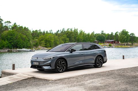 Mit dem "elektrischen Passat", wie viele ihn nennen, ist Volkswagen ein echter Knüller gelungen. Er wird von Testern wie Kunden gelobt. Beim ADAC-Test schlug er sogar die viel teureren Modelle Mercedes EQS und BMW iX und setzte sich an die Spitze der Bestenliste. Mancher Youtube-Tester bezeichnet das Auto als das beste Elektroauto auf dem globalen Markt. Die Nachfrage steigt stetig: Volkswagen will nächstes Jahr in Emden die Produktion des ID.7 auf rund 190.000 Autos erhöhen.  Selbst vollbepackt und bei zügiger Fahrweise verbraucht der Wagen selten mehr als 20 kWh auf 100 Kilometer, umgerechnet auf Benzin sind das gut zwei Liter. Die Software-Version 5 ist gut, Navigation, Routenplanung und Assistenzsysteme funktionieren sicher und zuverlässig. Die Grundausstattung ist üppig. Ab 53.995 Euro (Limousine) und 54.795 Euro (Tourer)   