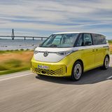 Was für ein Hype, jahrelang: Bulli-Fans fieberten der elektrischen Version ihres Lieblingsgefährts entgegen. Als er 2022 zu kaufen war, gab es viel Freude – und viel Enttäuschung. Freude über die Optik, den Platz und die guten Fahreigenschaften. Enttäuschung über die Reichweite und den Preis. Mit einer Ladung schaffte man kaum 300 Kilometer, zu wenig für Weltenbummler. Und eine vollausgestattete Version kostete bald 80.000 Euro.  Inzwischen gibt es den ID Buzz in der zweiten Generation. Er ist effizienter, verfügt über eine bis zu 77 kWh große Batterie und einen 150 kW starken Elektromotor. Die Batterie ist nach rund 30 Minuten von fünf auf 80 Prozent geladen. Wie alle Modelle der ID. Familie basiert auch der neue ID. Buzz auf dem Modularen E-Antriebs-Baukasten (MEB) des Konzerns. Es gibt ihn mit zwei Radständen (Kurz- und Langversion, 5-, 6- oder 7-Sitzer) und zwei Batteriegrößen. Inzwischen gibt es auch eine starke GTX-Variante, die 160 Stundenkilometer schnell wird. Auch eine Handwerker (Cargo) ist im Handel