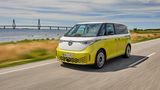 Was für ein Hype, jahrelang: Bulli-Fans fieberten der elektrischen Version ihres Lieblingsgefährts entgegen. Als er 2022 zu kaufen war, gab es viel Freude – und viel Enttäuschung. Freude über die Optik, den Platz und die guten Fahreigenschaften. Enttäuschung über die Reichweite und den Preis. Mit einer Ladung schaffte man kaum 300 Kilometer, zu wenig für Weltenbummler. Und eine vollausgestattete Version kostete bald 80.000 Euro.  Inzwischen gibt es den ID Buzz in der zweiten Generation. Er ist effizienter, verfügt über eine bis zu 77 kWh große Batterie und einen 150 kW starken Elektromotor. Die Batterie ist nach rund 30 Minuten von fünf auf 80 Prozent geladen. Wie alle Modelle der ID. Familie basiert auch der neue ID. Buzz auf dem Modularen E-Antriebs-Baukasten (MEB) des Konzerns. Es gibt ihn mit zwei Radständen (Kurz- und Langversion, 5-, 6- oder 7-Sitzer) und zwei Batteriegrößen. Inzwischen gibt es auch eine starke GTX-Variante, die 160 Stundenkilometer schnell wird. Auch eine Handwerker (Cargo) ist im Handel