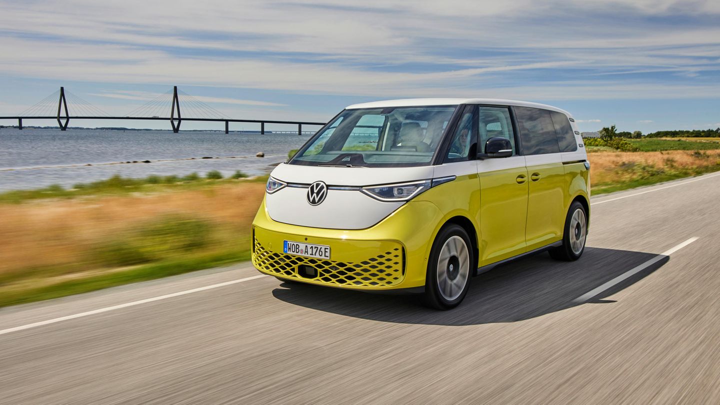 Was für ein Hype, jahrelang: Bulli-Fans fieberten der elektrischen Version ihres Lieblingsgefährts entgegen. Als er 2022 zu kaufen war, gab es viel Freude – und viel Enttäuschung. Freude über die Optik, den Platz und die guten Fahreigenschaften. Enttäuschung über die Reichweite und den Preis. Mit einer Ladung schaffte man kaum 300 Kilometer, zu wenig für Weltenbummler. Und eine vollausgestattete Version kostete bald 80.000 Euro.  Inzwischen gibt es den ID Buzz in der zweiten Generation. Er ist effizienter, verfügt über eine bis zu 77 kWh große Batterie und einen 150 kW starken Elektromotor. Die Batterie ist nach rund 30 Minuten von fünf auf 80 Prozent geladen. Wie alle Modelle der ID. Familie basiert auch der neue ID. Buzz auf dem Modularen E-Antriebs-Baukasten (MEB) des Konzerns. Es gibt ihn mit zwei Radständen (Kurz- und Langversion, 5-, 6- oder 7-Sitzer) und zwei Batteriegrößen. Inzwischen gibt es auch eine starke GTX-Variante, die 160 Stundenkilometer schnell wird. Auch eine Handwerker (Cargo) ist im Handel