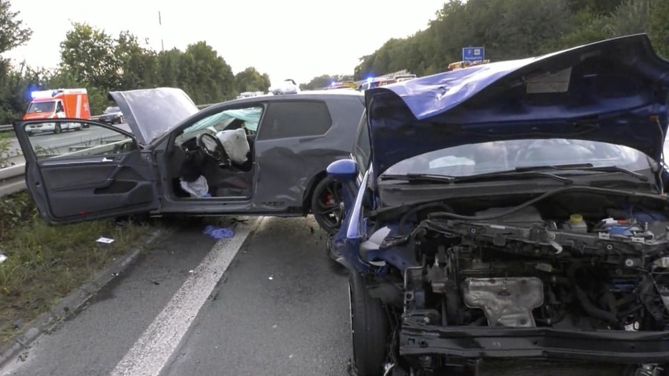 Ende des Sommers: Starkregen verursacht Riesencrash – 16 Autos zerstört