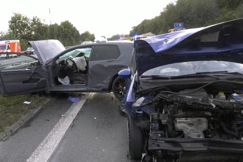 Ende des Sommers: Starkregen verursacht Riesencrash – 16 Autos zerstört