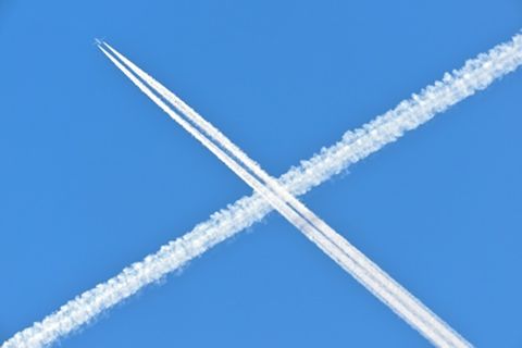 Kondensstreifen von Flugzeugen am Himmel