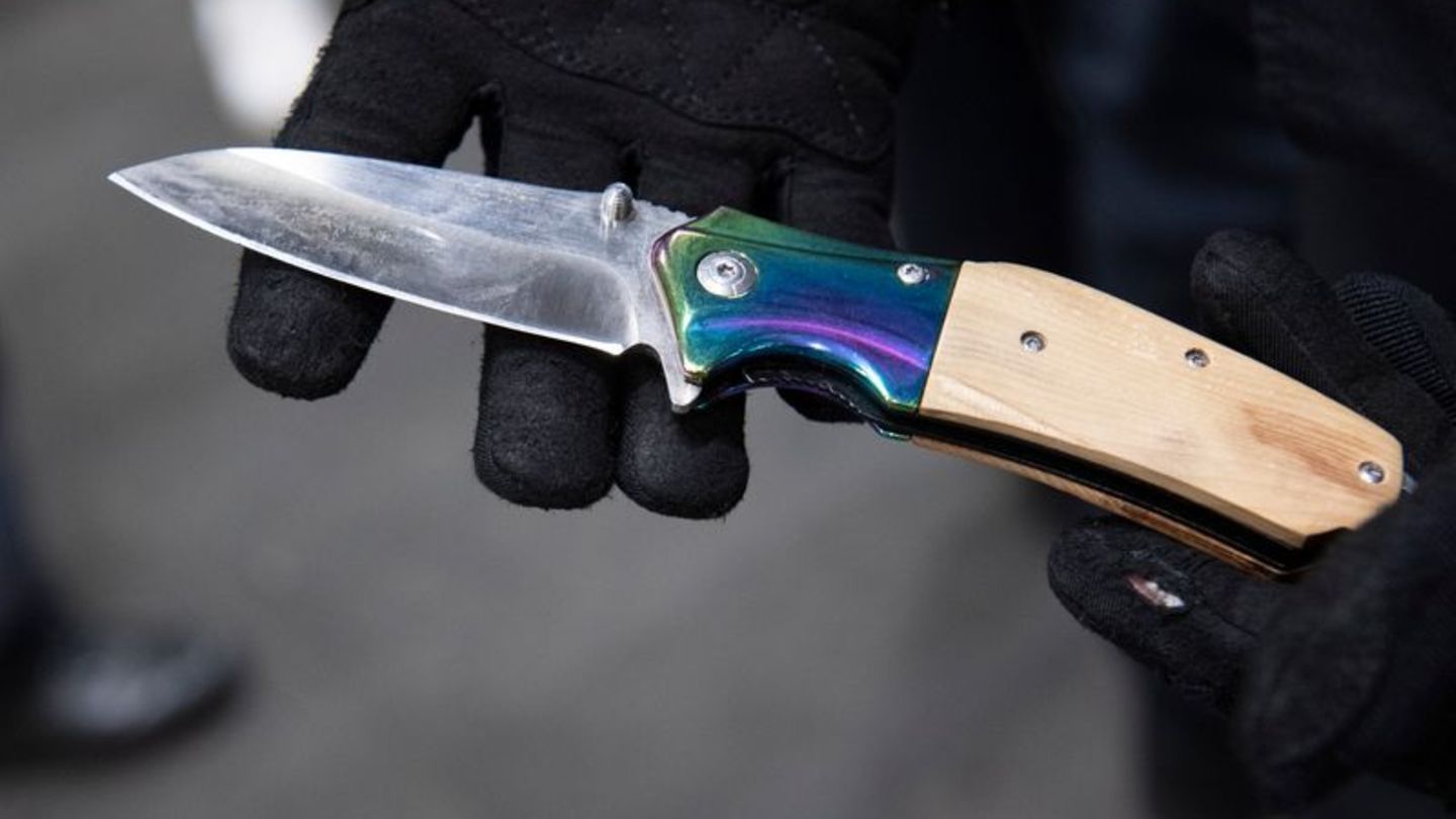 Symbolbild Messergewalt: Eine Hand mit Handschuhen hält ein Messer