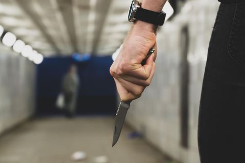 Symbolbild Messerverbot: Ein Mann hält ein Messer in der Hand