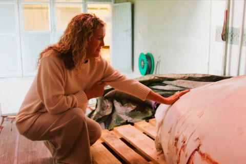 Managerin Regina Haug von OneWhale hockt neben dem Kadaver des Belugawals Hvaldimir in Norwegen