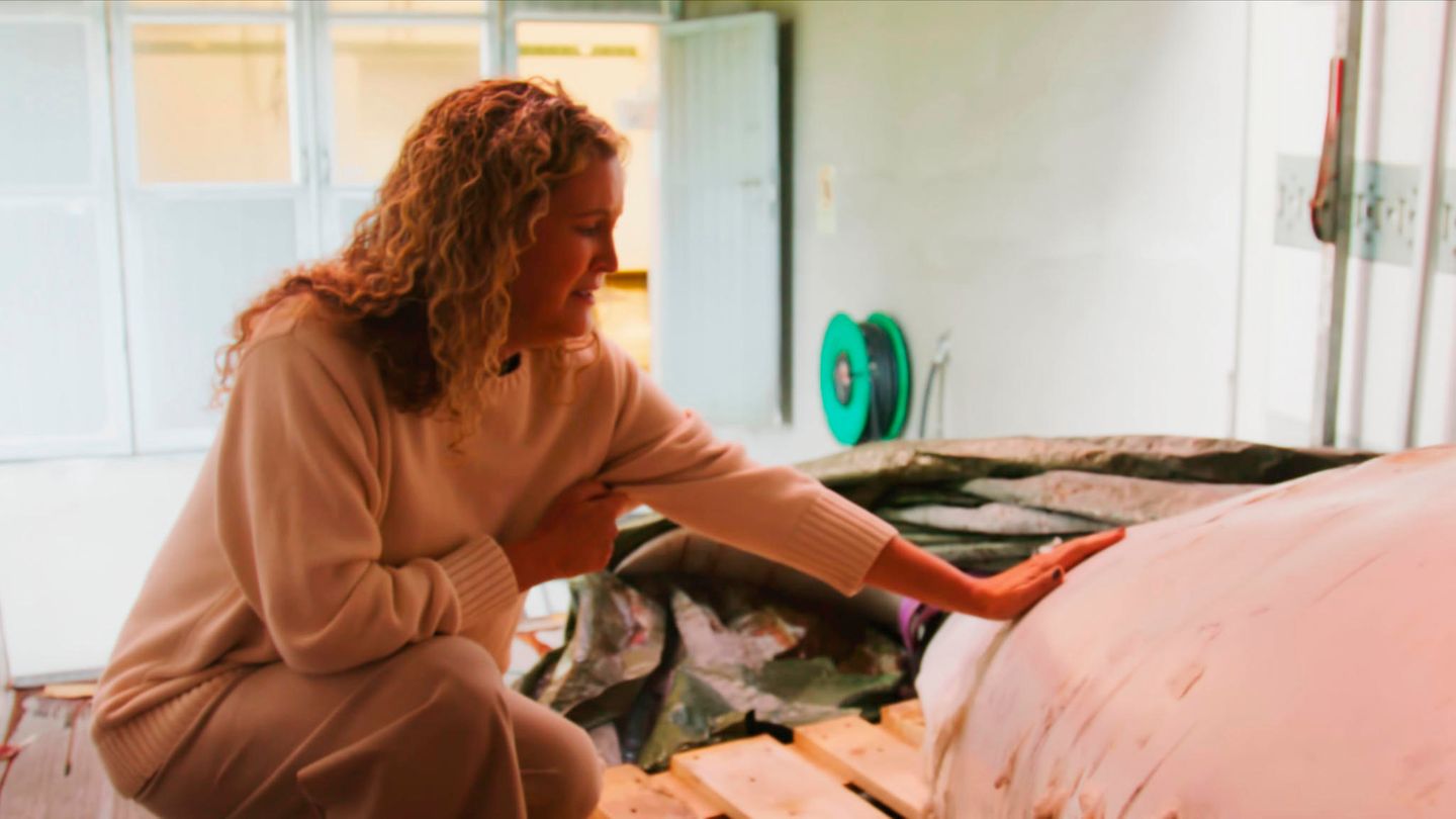 Managerin Regina Haug von OneWhale hockt neben dem Kadaver des Belugawals Hvaldimir in Norwegen