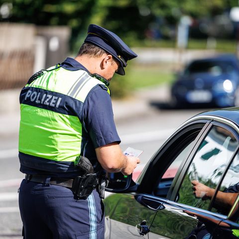 Grenzkontrollen: Ein Polizist kontrolliert ein Auto
