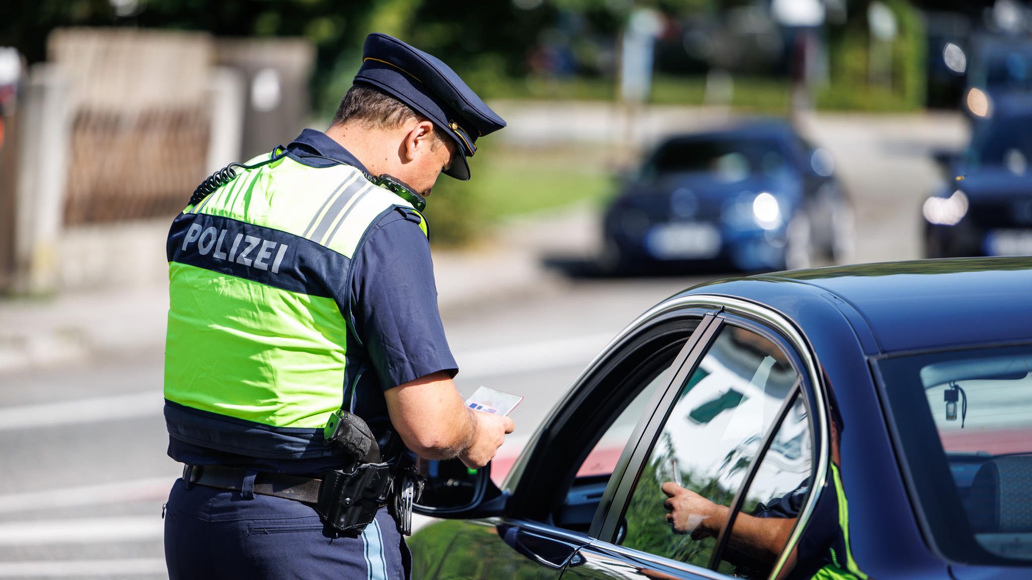 Grenzkontrollen: Ein Polizist kontrolliert ein Auto