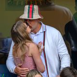 ... ein Küsschen gab's in aller Öffentlichkeit. So weit, so harmlos. Eigentlich. Denn viele Swifties nehmen ihrem Idol diesen Auftritt übel. Das liegt...