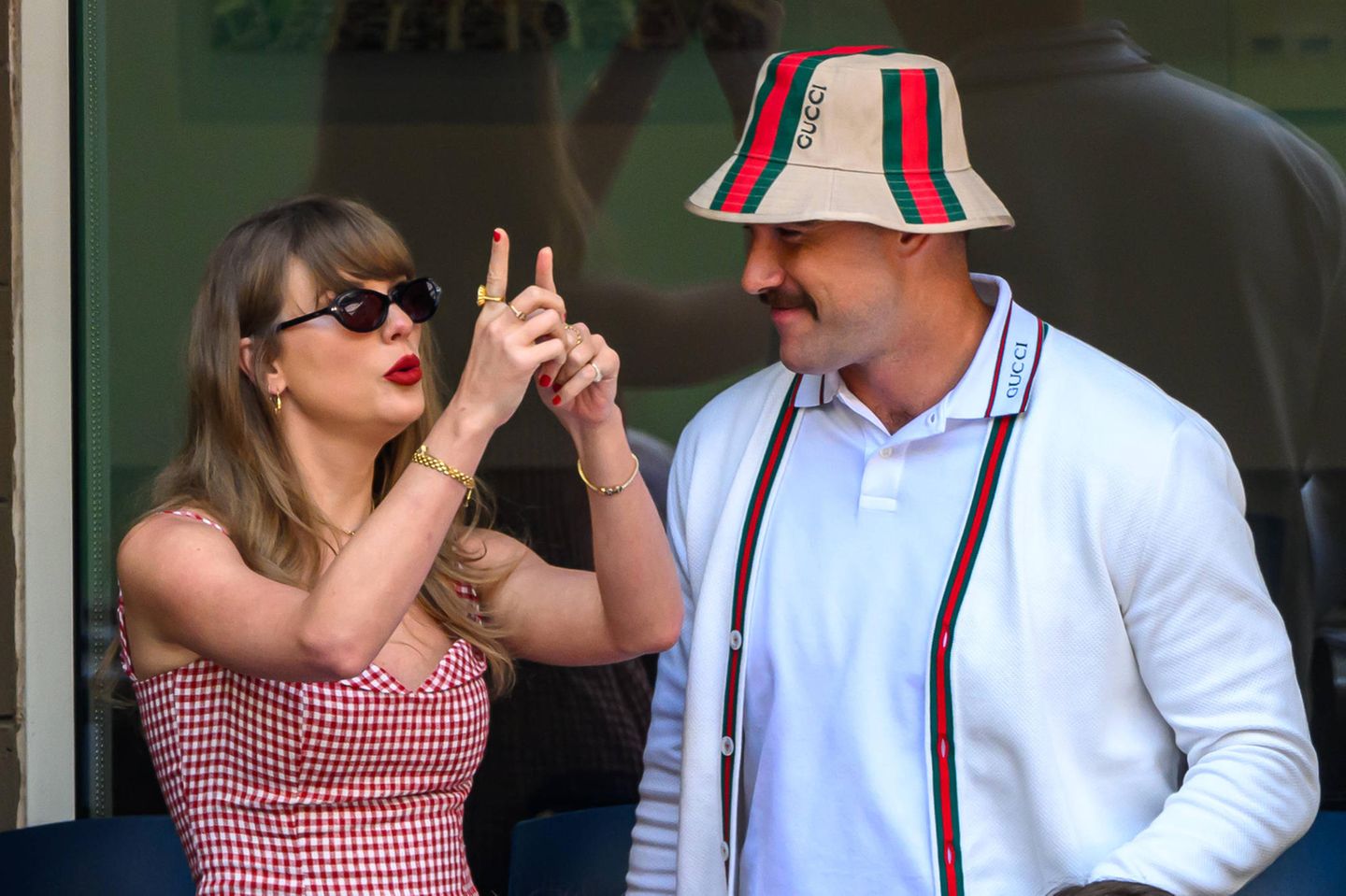 Das Paar tanzte und sang zum Hit "I believe in a thing called love" der britischen Rockband The Darkness. Sie mit Sonnenbrille, er im Bucket-Hat von Gucci. Und auch...