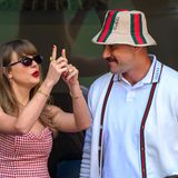 Das Paar tanzte und sang zum Hit "I believe in a thing called love" der britischen Rockband The Darkness. Sie mit Sonnenbrille, er im Bucket-Hat von Gucci. Und auch...