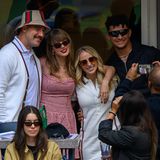 Taylor Swifts Fans hatten die Sängerin zuvor verteidigt, nachdem sie beim ersten NFL-Spiel nicht gemeinsam mit Mahomes zu sehen war. Doch die Bilder von den US Open zeigen: Dass Swift sich von Brittany Mahomes wegen ihrer politischen Ansichten abwendet, ist reines Wunschdenken. 