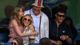 ... dieses Kuschel-Foto von Taylor Swift und Brittany Mahomes. Denn viele Fans von Swift warten seit Wochen auf eine Aussage von ihr zur anstehenden US-Wahl. Schließlich hatte sie sich beim Wahlkampf 2020 erstmals öffentlich politisch positioniert - eben weil sie gegen Trump etwas tun wollte. In ihrer Netflix-Dokumentation "Miss Americana" betonte sie, wie wichtig dieser Schritt für sie war. "Ich muss auf der richtigen Seite der Geschichte stehen", sagte sie damals. Im Netz sorgt die öffentliche Zuneigung zu einer Trump-Unterstützerin daher für Wut. "Ich bin so von ihr enttäuscht", so der Tenor auf "X". Andere werfen Swift vor, den Aktivismus damals nur zu Image-Zwecken betrieben zu haben.