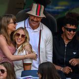 ... dieses Kuschel-Foto von Taylor Swift und Brittany Mahomes. Denn viele Fans von Swift warten seit Wochen auf eine Aussage von ihr zur anstehenden US-Wahl. Schließlich hatte sie sich beim Wahlkampf 2020 erstmals öffentlich politisch positioniert - eben weil sie gegen Trump etwas tun wollte. In ihrer Netflix-Dokumentation "Miss Americana" betonte sie, wie wichtig dieser Schritt für sie war. "Ich muss auf der richtigen Seite der Geschichte stehen", sagte sie damals. Im Netz sorgt die öffentliche Zuneigung zu einer Trump-Unterstützerin daher für Wut. "Ich bin so von ihr enttäuscht", so der Tenor auf "X". Andere werfen Swift vor, den Aktivismus damals nur zu Image-Zwecken betrieben zu haben.