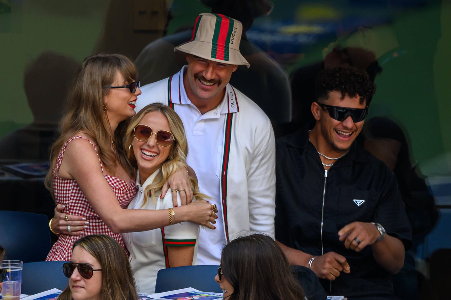 ... dieses Kuschel-Foto von Taylor Swift und Brittany Mahomes. Denn viele Fans von Swift warten seit Wochen auf eine Aussage von ihr zur anstehenden US-Wahl. Schließlich hatte sie sich beim Wahlkampf 2020 erstmals öffentlich politisch positioniert - eben weil sie gegen Trump etwas tun wollte. In ihrer Netflix-Dokumentation "Miss Americana" betonte sie, wie wichtig dieser Schritt für sie war. "Ich muss auf der richtigen Seite der Geschichte stehen", sagte sie damals. Im Netz sorgt die öffentliche Zuneigung zu einer Trump-Unterstützerin daher für Wut. "Ich bin so von ihr enttäuscht", so der Tenor auf "X". Andere werfen Swift vor, den Aktivismus damals nur zu Image-Zwecken betrieben zu haben.