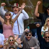 ... an der Begleitung der beiden Promis. Neben ihnen jubelten nämlich Kelces Football-Kollege, der Quarterback der Kansas City Chiefs Patrick Mahomes und seine Frau Brittany. Diese war kürzlich in die Schlagzeilen geraten, weil sie öffentlich Donald Trump unterstützt. Mahomes hatte in den sozialen Netzwerken kontroverse Posts von Trump mit einem Like versehen, sich hinterher darüber beschwert, dass sie dafür angefeindet wurde. Trump hingegen hatte sich öffentlich für die Unterstützung bedankt. "Es ist schön, jemanden zu sehen, der unser Land liebt und es vor dem Untergang bewahren will. Was für ein schönes Paar - wir sehen uns beim Super Bowl", schrieb er auf seiner Social-Media-Plattform "Truth Social". Dass die NFL-Stars Kelce und Mahomes befreundet sind, ist die eine Sache. Für Ärger sorgt jedoch vor allem...