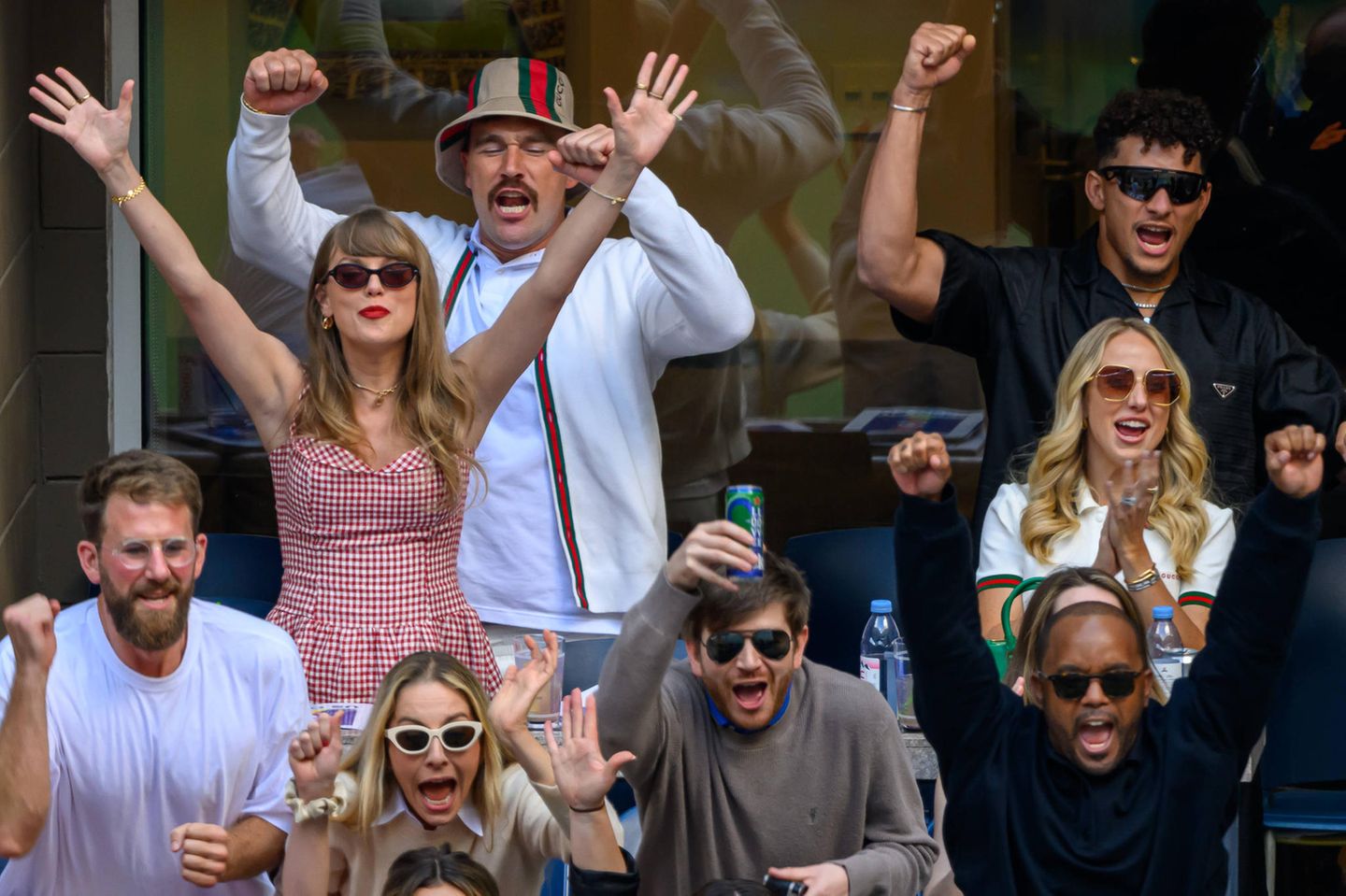 Promis beim Tennis: ... an der Begleitung der beiden Promis. Neben ihnen jubelten nämlich Kelces Football-Kollege, der Quarterback der Kansas City Chiefs Patrick Mahomes und seine Frau Brittany. Diese war kürzlich in die Schlagzeilen geraten, weil sie öffentlich Donald Trump unterstützt. Mahomes hatte in den sozialen Netzwerken kontroverse Posts von Trump mit einem Like versehen, sich hinterher darüber beschwert, dass sie dafür angefeindet wurde. Trump hingegen hatte sich öffentlich für die Unterstützung bedankt. "Es ist schön, jemanden zu sehen, der unser Land liebt und es vor dem Untergang bewahren will. Was für ein schönes Paar - wir sehen uns beim Super Bowl", schrieb er auf seiner Social-Media-Plattform "Truth Social". Dass die NFL-Stars Kelce und Mahomes befreundet sind, ist die eine Sache. Für Ärger sorgt jedoch vor allem... ... an der Begleitung der beiden Promis. Neben ihnen jubelten nämlich Kelces Football-Kollege, der Quarterback der Kansas City Chiefs Patrick Mahomes und seine Frau Brittany. Diese war kürzlich in die Schlagzeilen geraten, weil sie öffentlich Donald Trump unterstützt. Mahomes hatte in den sozialen Netzwerken kontroverse Posts von Trump mit einem Like versehen, sich hinterher darüber beschwert, dass sie dafür angefeindet wurde. Trump hingegen hatte sich öffentlich für die Unterstützung bedankt. "Es ist schön, jemanden zu sehen, der unser Land liebt und es vor dem Untergang bewahren will. Was für ein schönes Paar - wir sehen uns beim Super Bowl", schrieb er auf seiner Social-Media-Plattform "Truth Social". Dass die NFL-Stars Kelce und Mahomes befreundet sind, ist die eine Sache. Für Ärger sorgt jedoch vor allem...