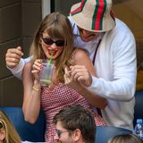 Wieder vereint: Nachdem Taylor Swift den Sommer über mit ihrer "Eras"-Tour durch Europa reiste, ist die 34-Jährige nun wieder in den USA und genießt die Zweisamkeit mit ihrem Partner Travis Kelce. Der Football-Spieler und die Sängerin besuchten am Sonntag gemeinsam das Finale der Männer bei den US Open und zeigten sich ausgelassen und turtelnd.