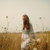 Es ist die freudige Nachricht, auf die viele Fans gewartet haben: Im September verkündet Kate, dass sie ihre Chemotherapie beendet habe. Das Video, das sie dazu auf Instagram teilt, ist sehr intim, zeigt sie mit der Familie und wie sie einen Kuss mit William teilt. Doch auch Kate weist darauf hin: Auch wenn die Chemotherapie beendet ist, der Weg zur vollständigen Genesung ist noch weit. 