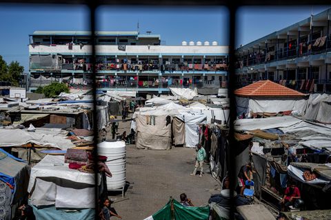 Zeltlager auf einem Schulgelände in Chan Junis im Gazastreifen