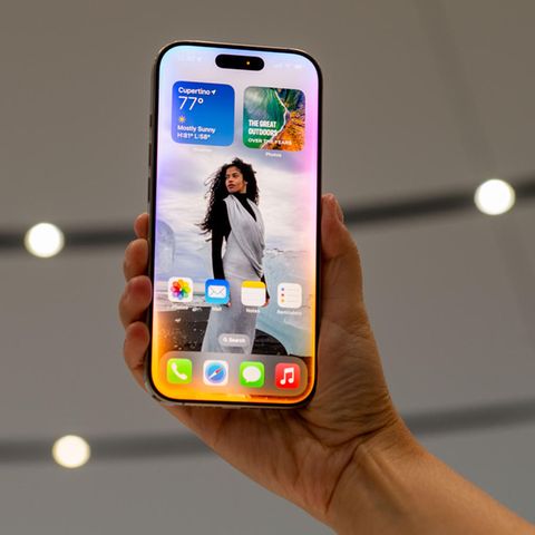 Ein iPhone 16 wird in Cupertino bei der Vorstellung nach oben gehalten. Die Geräte kommen mit Apple Intelligence iOS 18.4