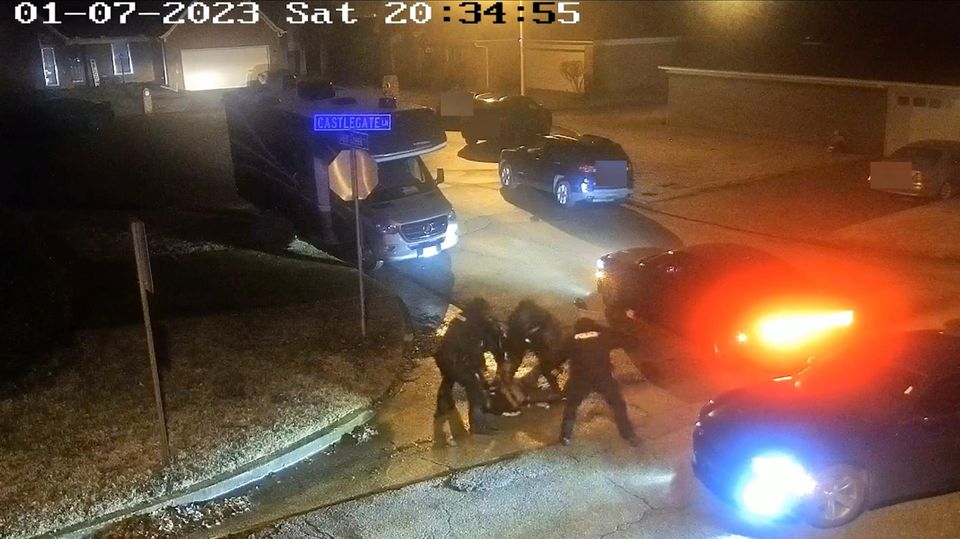 Polizisten beugen sich schlagend über Tyre Nichols in Memphis