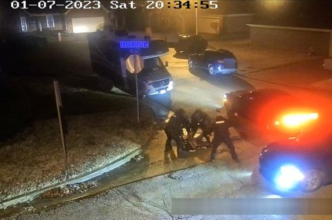 Polizisten beugen sich schlagend über Tyre Nichols in Memphis