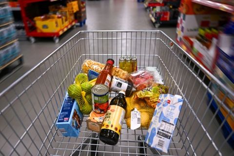 Einkaufswagen in einem Supermarkt