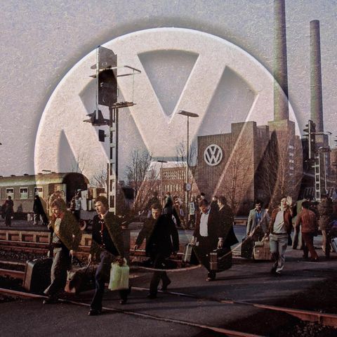 Collage eines VW-Logos vor einem alten Foto des Werks