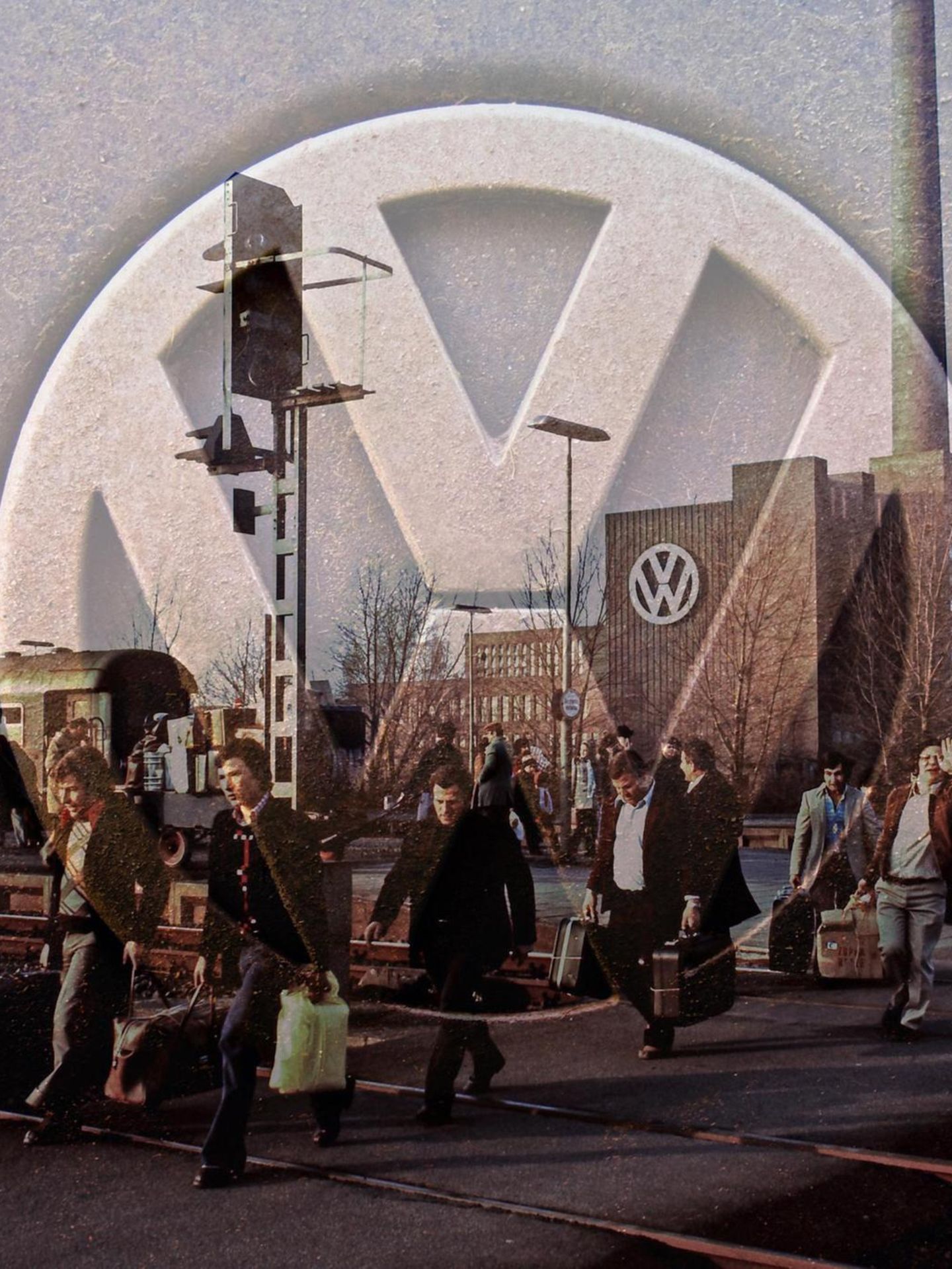 Collage eines VW-Logos vor einem alten Foto des Werks