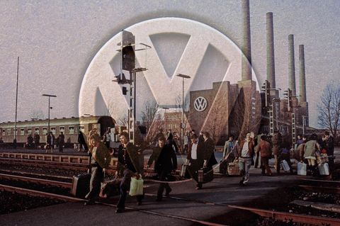 Collage eines VW-Logos vor einem alten Foto des Werks