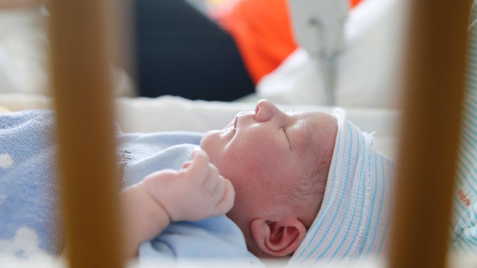 Symbolfoto zu Lucy Letby: ein Baby im Krankenhausbett