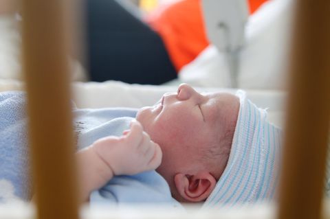 Symbolfoto zu Lucy Letby: ein Baby im Krankenhausbett