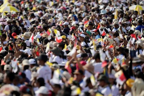 Gläubige strömen zu Papst-Messe zusammen