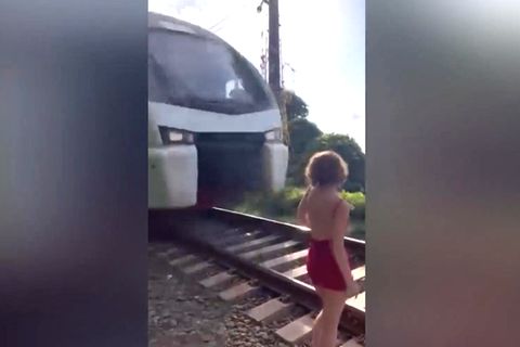 Beim Posieren für Bilder an einer Bahnstrecke gerät eine Frau in Georgien in die Fahrtbahn eines Zuges. Trotz heftigem Zusammenstoß erleidet die Frau keine größeren Verletzungen.