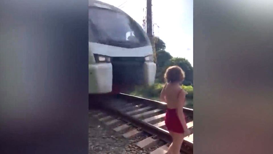 Beim Posieren für Bilder an einer Bahnstrecke gerät eine Frau in Georgien in die Fahrtbahn eines Zuges. Trotz heftigem Zusammenstoß erleidet die Frau keine größeren Verletzungen.
