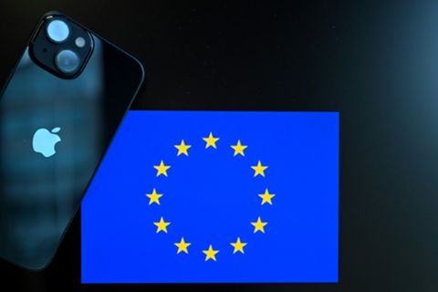 Apple-Logo vor EU-Flagge