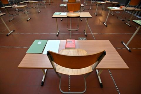 Vorbereiteter Tisch für Abiturklausur