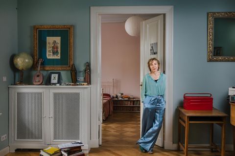 Elke Schmitter in ihrer Wohnung