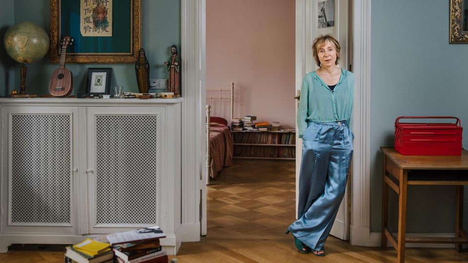 Elke Schmitter in ihrer Wohnung